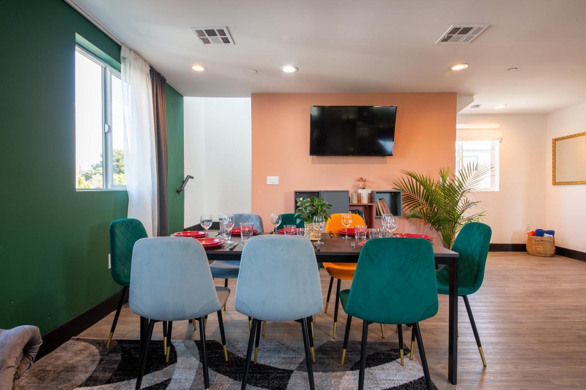 Pousada Spacious Luxury In The Heart Of La! Free Parking And Jacuzzi