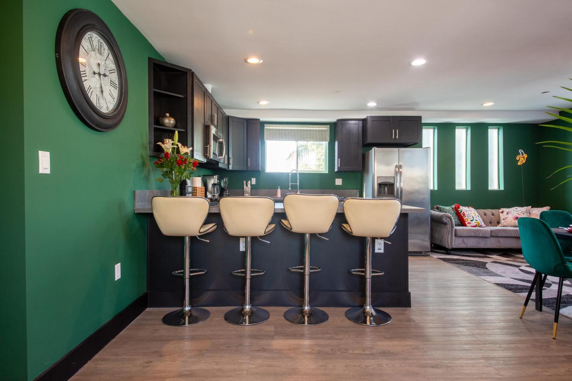 Spacious Luxury In The Heart Of La! Free Parking And Jacuzzi Pousada Los Angeles