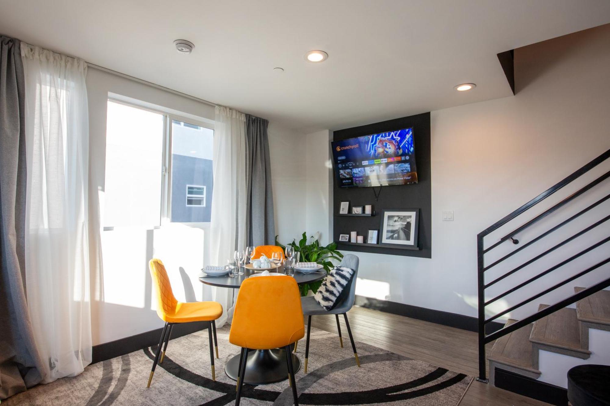 Pousada Spacious Luxury In The Heart Of La! Free Parking And Jacuzzi